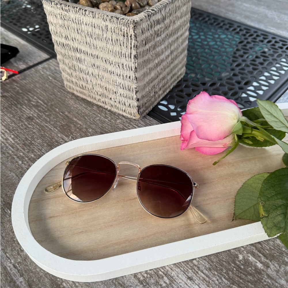 Round Gold Sunglasses🤍
